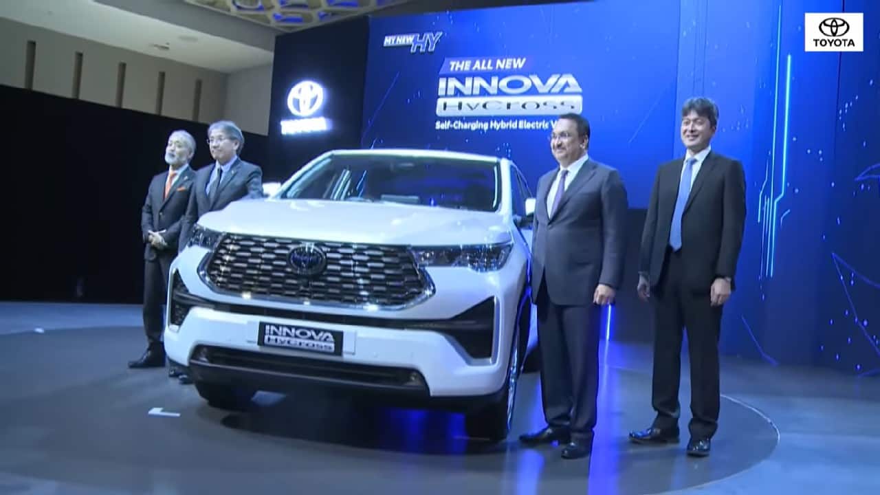 The second option is the same 2-litre engine but mated to Toyota’s TNGA 5th-generation hybrid tech. This system puts out a total of 184 hp of maximum power and 187 Nm of peak torque. This option also comes only with an e-CVT gearbox. Toyota has decided to drop the manual transmission altogether for the Hycross. (Image: Toyota Video Grab)