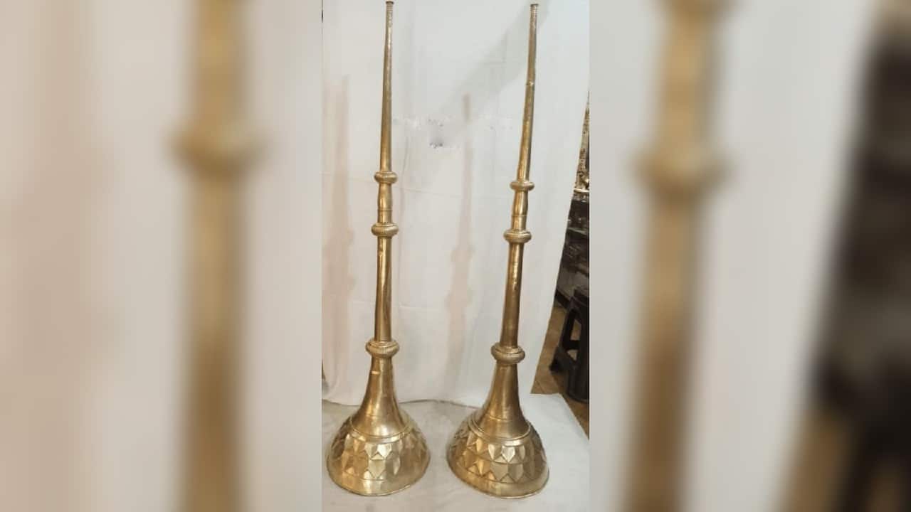 PM Modi gifts Kanal Brass set to Spain Prime Minister Pedro Sanchez after concluding G20 Summit in Bali. Kanal is a large, straight brass trumpet, played in parts of Himalayan India. The traditional musical instruments are now increasingly used as décor objects and are manufactured in the Mandi and Kullu districts of Himachal Pradesh by skilled metal craftsperson. (Source: ANI)