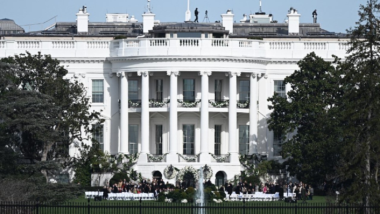 White House briefly locked down after phone thrown over fence; secret  service responds swiftly