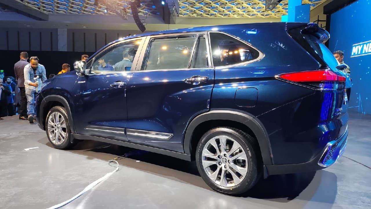 Fuel efficiency figures are claimed at 21.1 km/l for the strong hybrid covering a total distance of 1,097 km on a full tank of gas. Toyota has also claimed a sprint time of 9.5 seconds from 0 to 100 km/h.