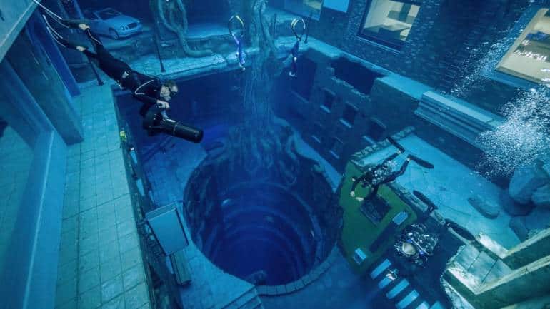 Scuba divers at Deep Dive Dubai.