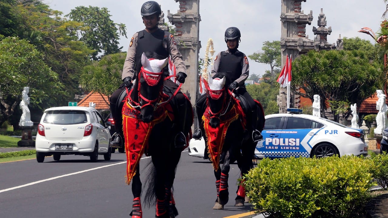 The island’s economy contracted 9.3 percent in 2020 from the year before and again contracted nearly 2.5 percent year-on-year in 2021. “The coronavirus outbreak has hammered the local economy horribly,” said Dewa Made Indra, regional secretary of Bali province. “Bali is the region with the most severe economic contraction.” (Image: AP)