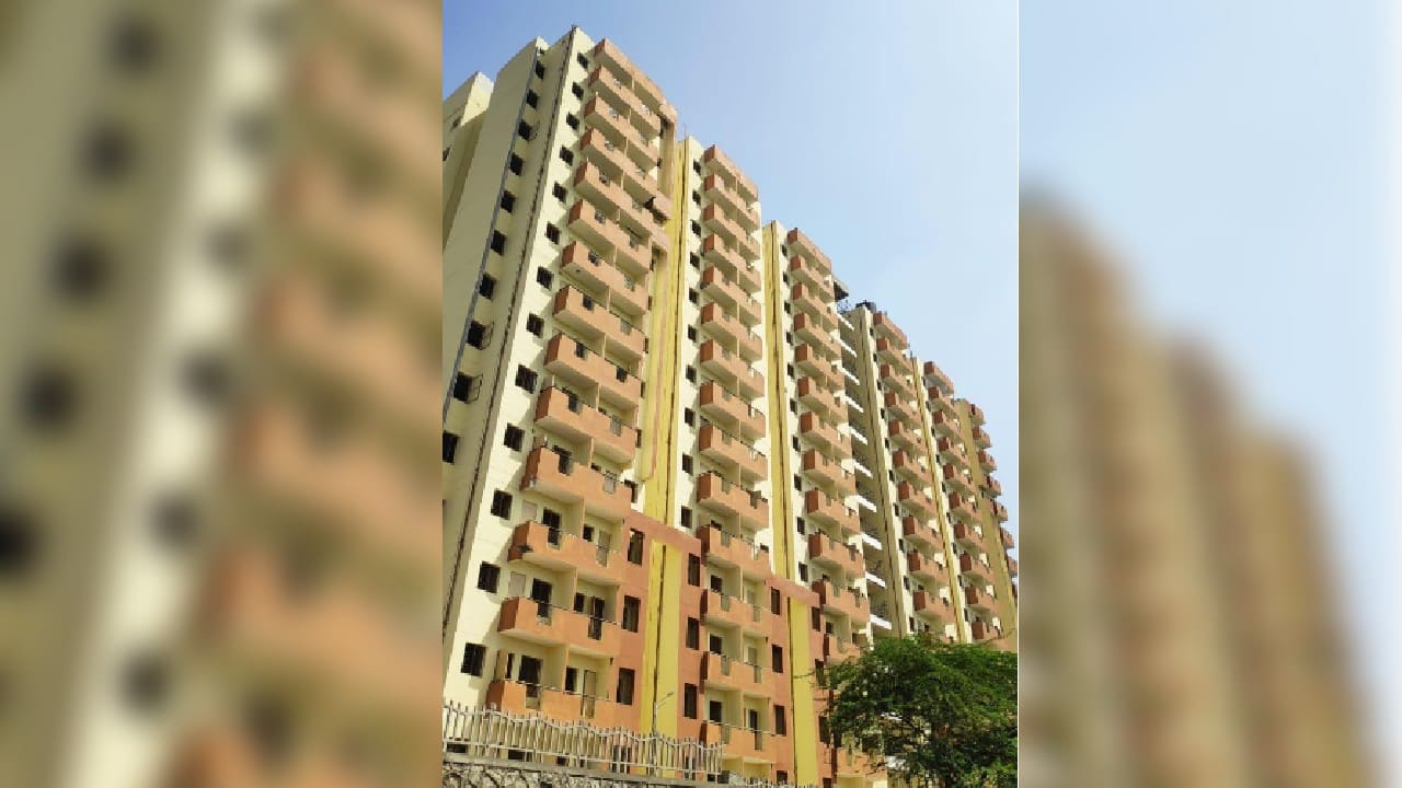 LIC Housing Finance: The housing finance company has registered a massive 43% year-on-year growth in profit at Rs 1,323.7 crore for the quarter ended June FY24, beating analysts estimates. Net interest income grew by 38.4% to Rs 2,252.3 crore compared to year-ago period. LIC Housing Finance: The housing finance company has registered a massive 43% year-on-year growth in profit at Rs 1,323.7 crore for the quarter ended June FY24, beating analysts estimates. Net interest income grew by 38.4% to Rs 2,252.3 crore compared to year-ago period.