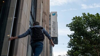 A pedestrian outside Twitter headquarters in San Francisco, California, US - Bloomberg