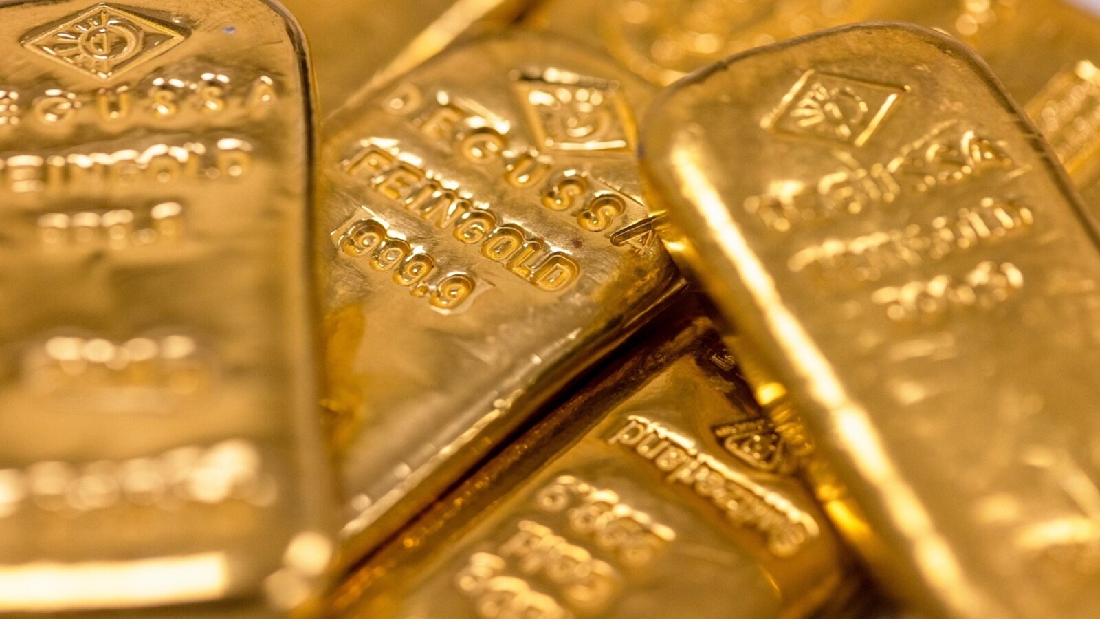 Gold, silver rates: Gold price dips again to Rs 45,950, silver