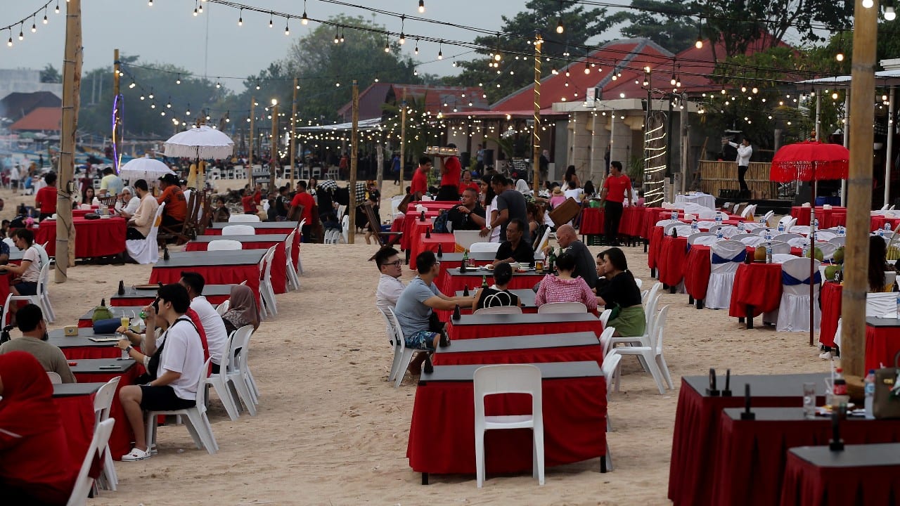 Monkeys deprived of their preferred food source — bananas, peanuts and other goodies given to them by tourists — took to raiding villagers’ homes in their search for something tasty. The island reopened to domestic travelers a month later, in August, but in all of 2021 only 51 foreign tourists visited. (Image: AP)