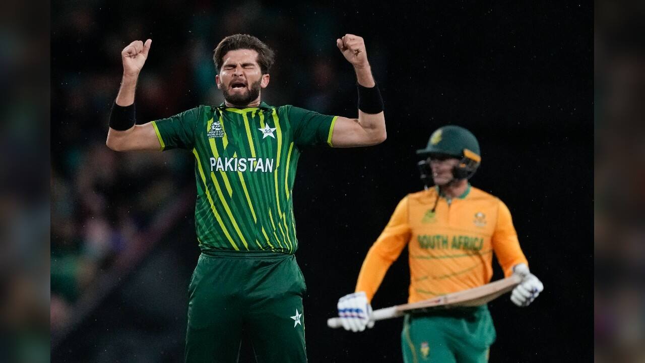 Shaheen Afridi provided Pakistan with a perfect start to the chase with the wickets of de Kock and Rilee Rossouw but captain Temba Bavuma (36) and Aiden Markram (20) smashed fast bowler Haris Rauf for 37 runs off his first two overs to keep South Africa in the game. (Image: AP)