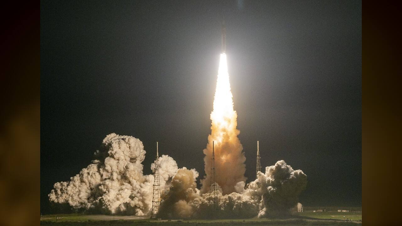 The mission will last 25 and a half days, with a splashdown in the Pacific Ocean on December 11. NASA is banking on a successful mission after developing the SLS rocket for more than a decade. It will have invested more than $90 billion in its new lunar program by the end of 2025, according to a public audit. (Image: AFP) The mission will last 25 and a half days, with a splashdown in the Pacific Ocean on December 11. NASA is banking on a successful mission after developing the SLS rocket for more than a decade. It will have invested more than $90 billion in its new lunar program by the end of 2025, according to a public audit. (Image: AFP)