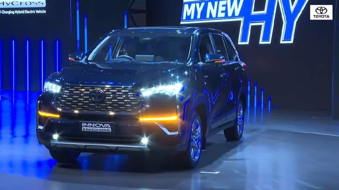 From its profile, there is a slight SUV-like stance thanks to the strong shoulder line and prominent wheel arches. The rims are new and the glasshouse behind the C-pillar has been altered to be lower for a better view for the third-row passengers.