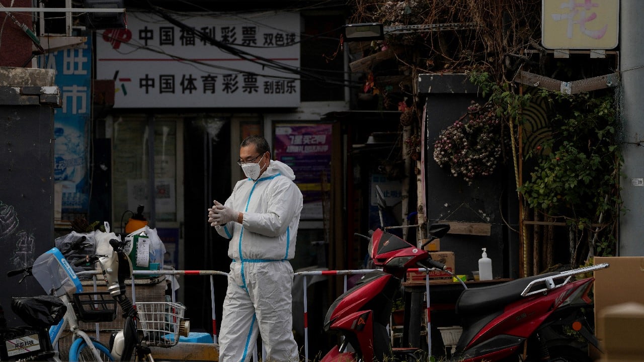 China reports first bird flu death, three cases notified to WHO China reports first bird flu death, three cases notified to WHO