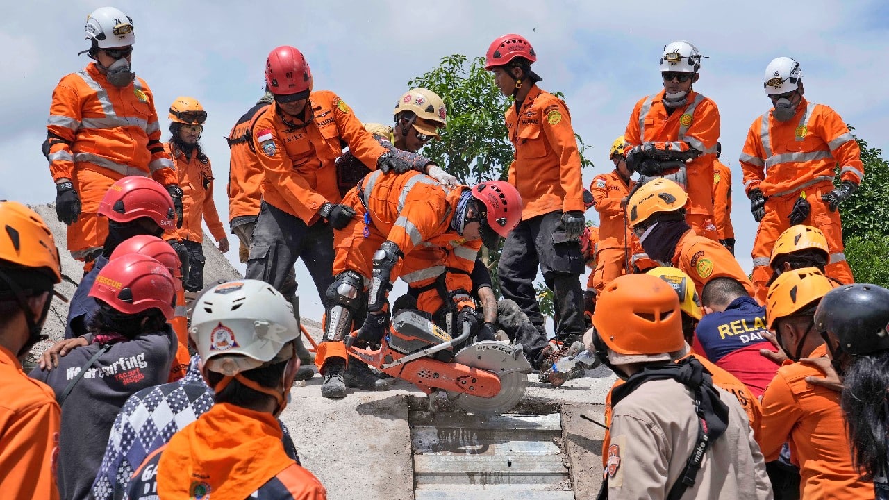 Rescuers found more bodies on November 22 from the rubble of homes and buildings toppled by an earthquake that killed at least 162 and injured hundreds. (Source: AP)