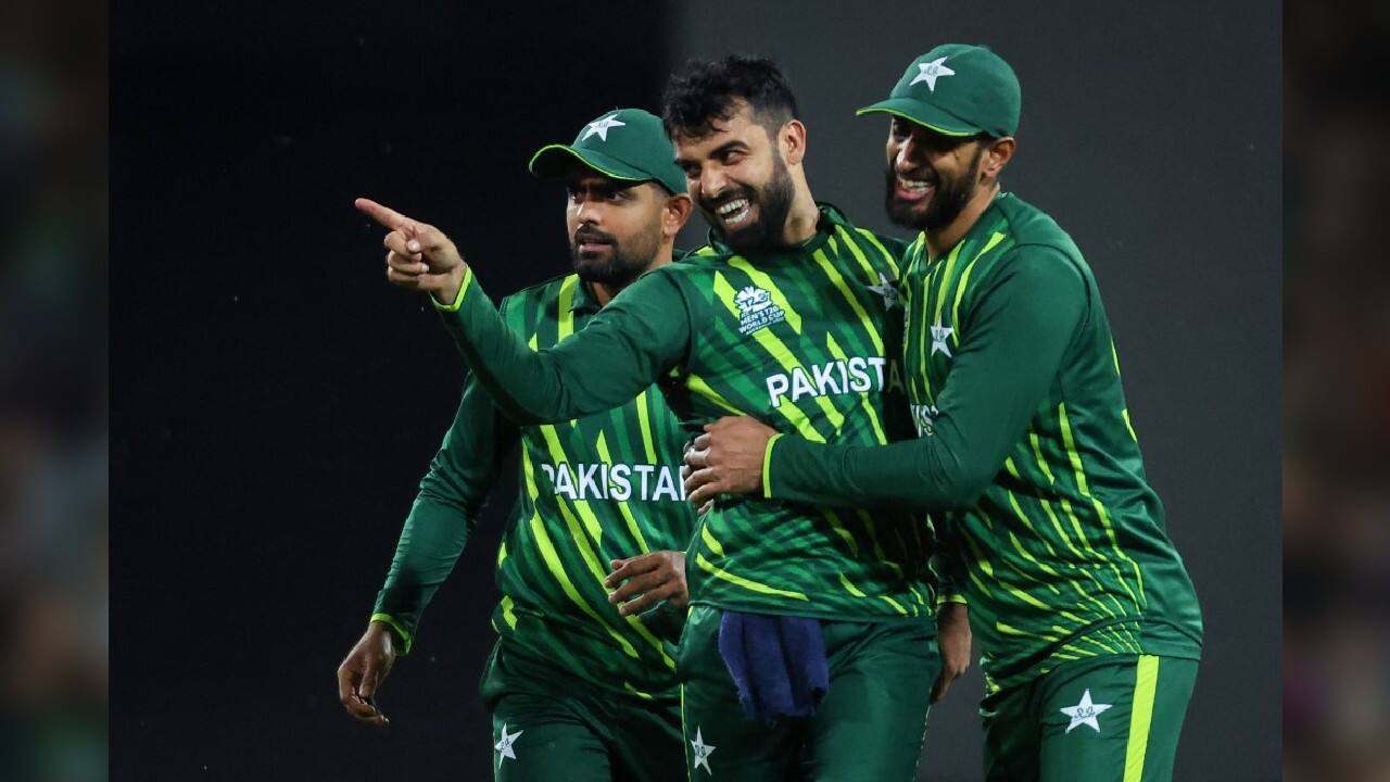 Shadab turned the game back in Pakistan's favor when he had Bavuma caught behind off his first ball and clean bowled Markram with a sharp googly. South Africa slipped to 66-4. (Image: AFP)