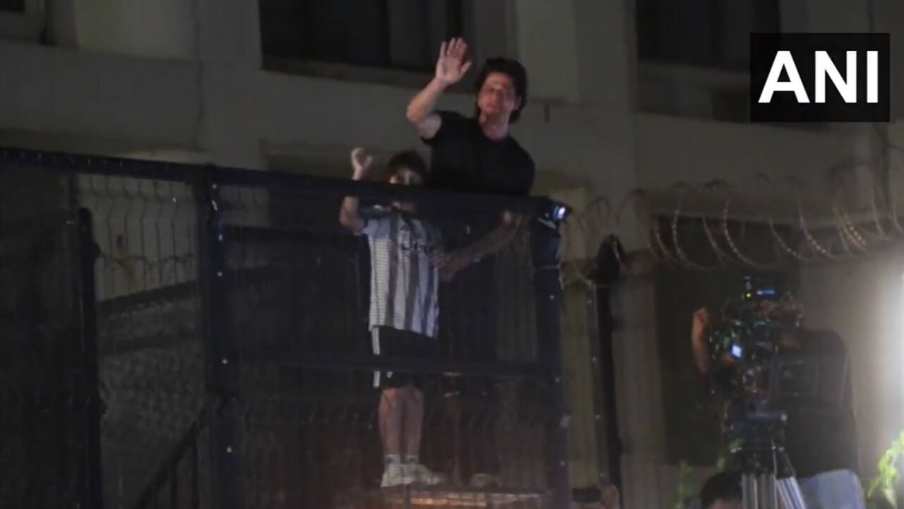 Watch: Shah Rukh Khan greets fans at Mannat on 57th birthday
