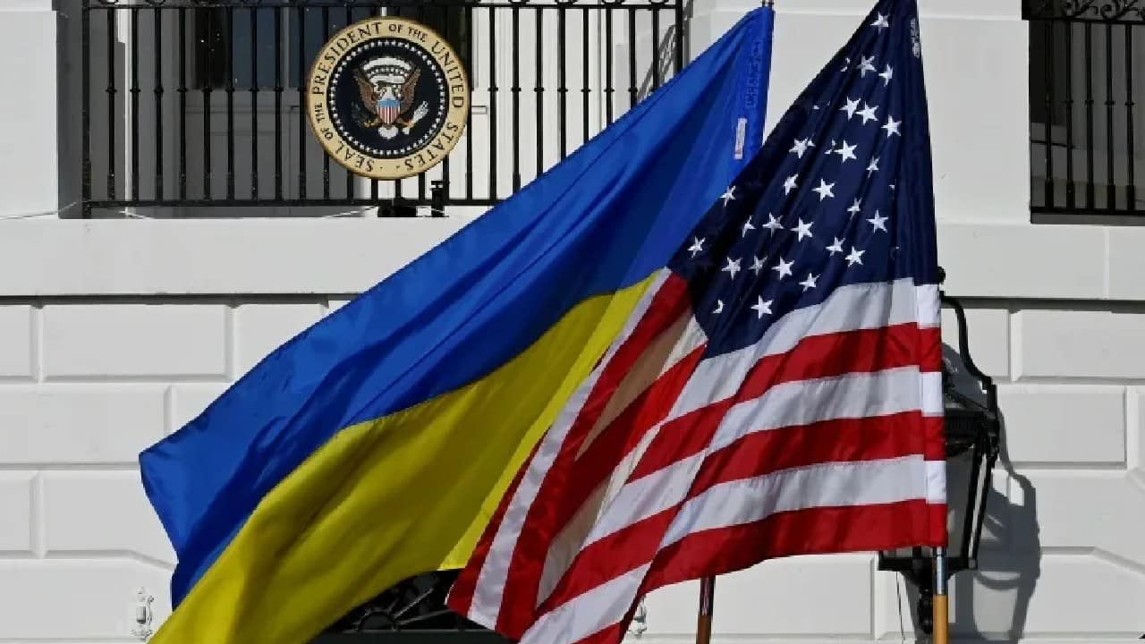 Ukraine flags vie with Christmas decor as Zelensky visits Washington