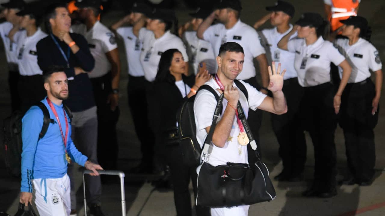 The players were welcomed by rock band La Mosca singing “Muchachos,” a song that was written by a fan to the tune of an old song by the band and became a popular unofficial anthem for Argentine fans at the World Cup in Qatar. (Image: AP)