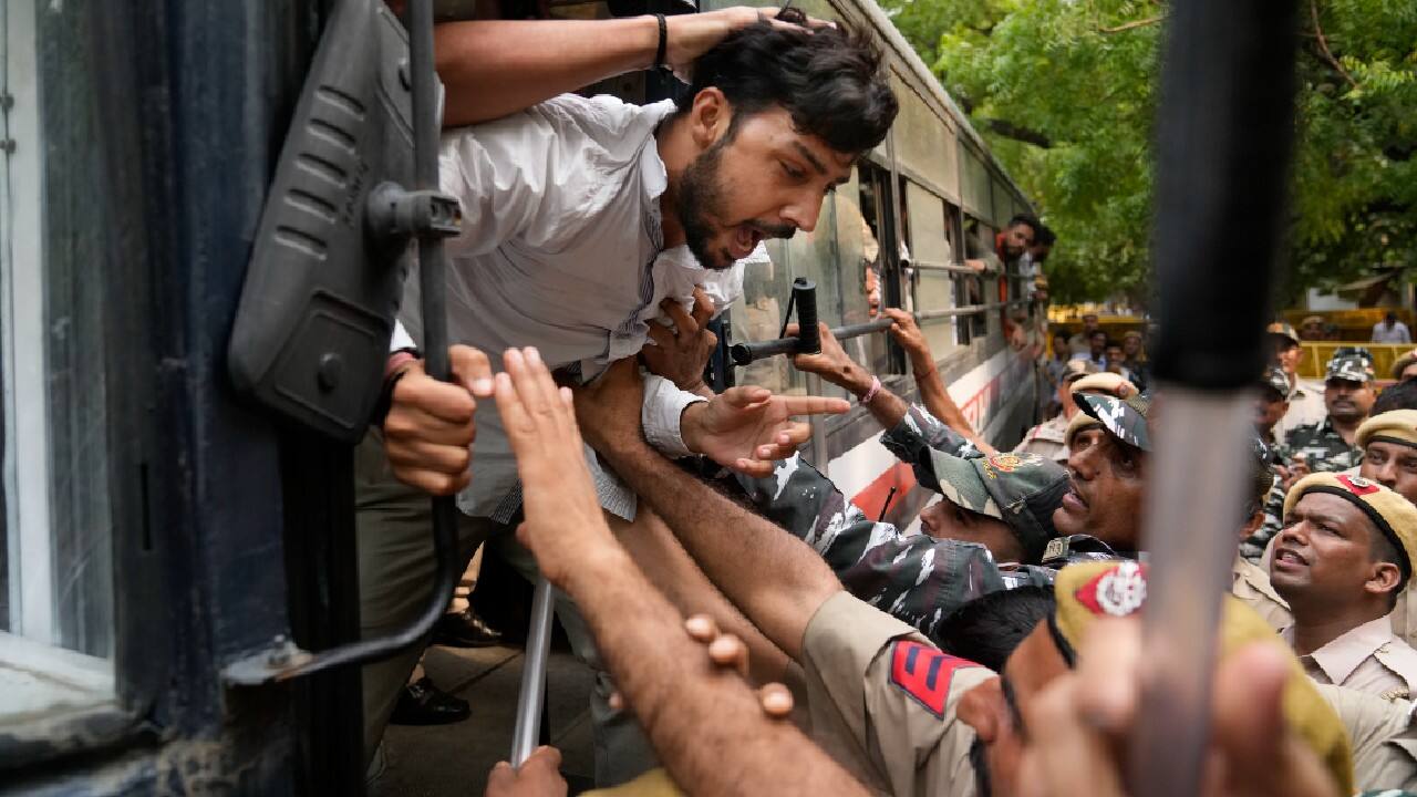 Policemen detain activists from right wing Hindu parties protesting against the Tuesday killing of Kanhaiya Lal, a Hindu man in a suspected religious attack in western Udaipur city in New Delhi, India, June 29. (Image: AP)