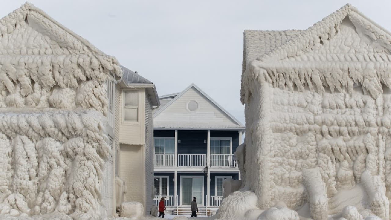 Snowstorm leaves behind an ice town in Ontario. The deadly blizzard brought strong winds that blew water from Lake Erie onto the homes. (Image: AFP) Snowstorm leaves behind an ice town in Ontario. The deadly blizzard brought strong winds that blew water from Lake Erie onto the homes. (Image: AFP)