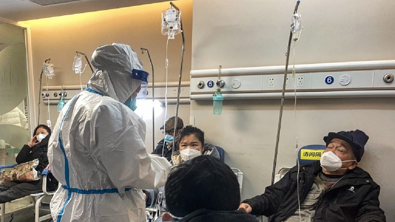 Similar scenes unfolded at a hospital in Shanghai on December 23, where patients lay in beds in the reception area and hallways, many of them older people hooked up to IV drips and oxygen tanks. (Image: AFP)