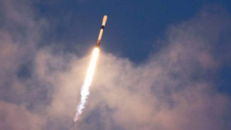 Spacex Launches Giant New Rocket On First Test Flight But Fails