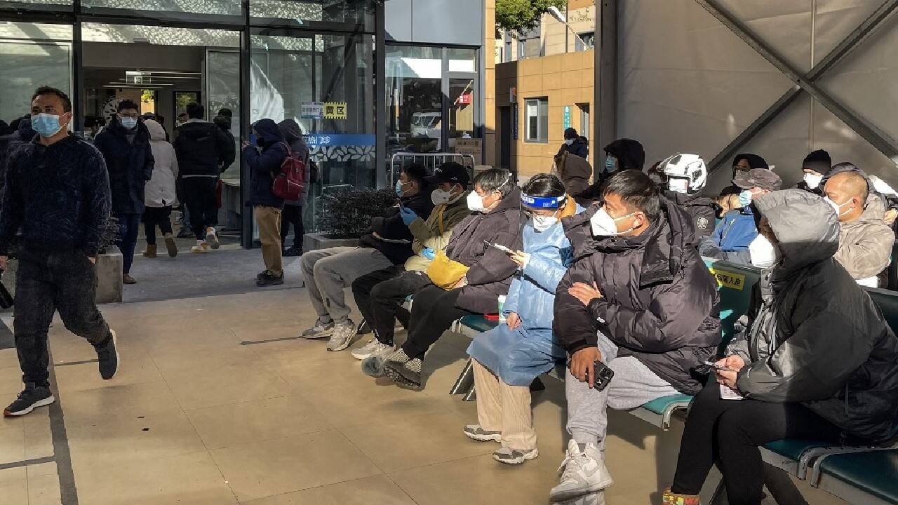 On December 22, AFP visited a crematorium in Chongqing's south and witnessed 40 bodies being unloaded in two hours. The relatives of several of the deceased said the deaths were due to Covid. (Image: AFP)