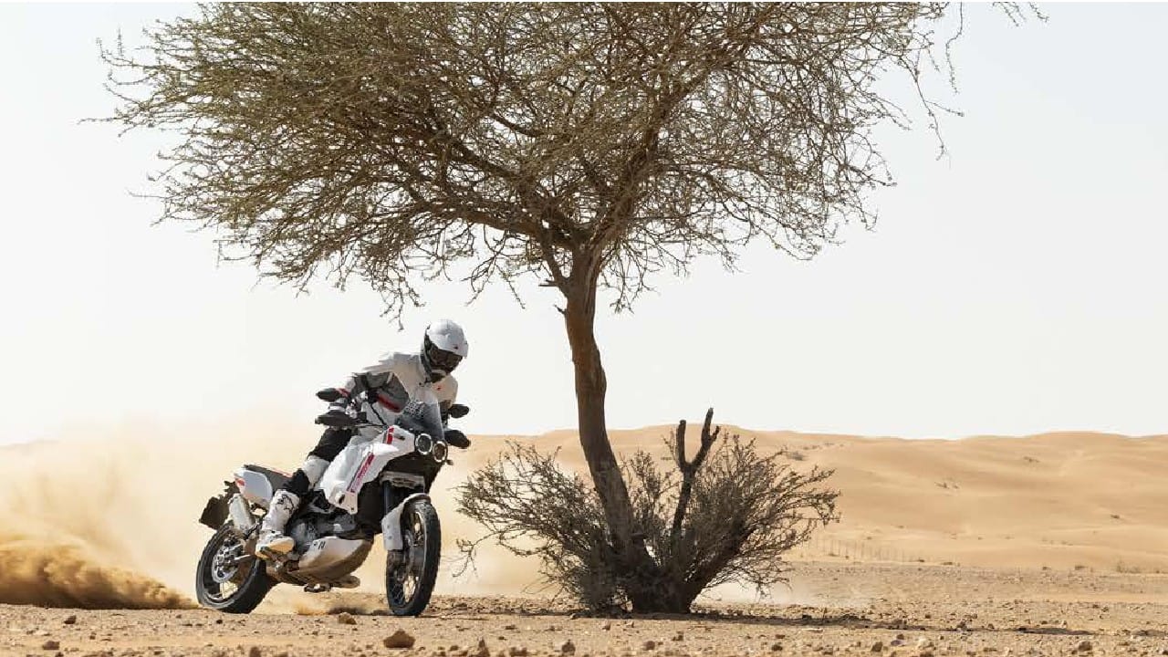 DesertX is equipped with the latest evolution of the 937 cc Testastretta 11 degree Desmo, lighter by 1.7 kg compared to the previous generation and equipped with a new gear ratio to ensure the best off-road behavior. (Source: Ducati)