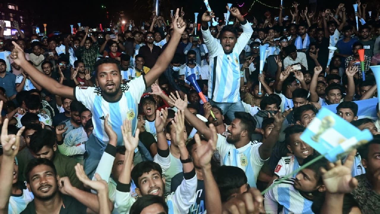 As Argentina claimed its decisive 2-0 World Cup victory over Poland, thousands of fans were erupting in celebration on a grassy field in Bangladesh early on December 1. From young children to retirees, many clad in blue and white or waving Argentinian flags, the throng stood for nearly the entire match as they watched on giant screens in the main square of the capital's Dhaka University. (Image: AFP)