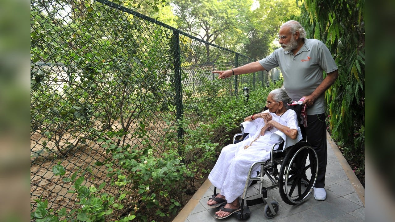 Looking on: PM Modi, his brothers perform last rites of their mother, Watch