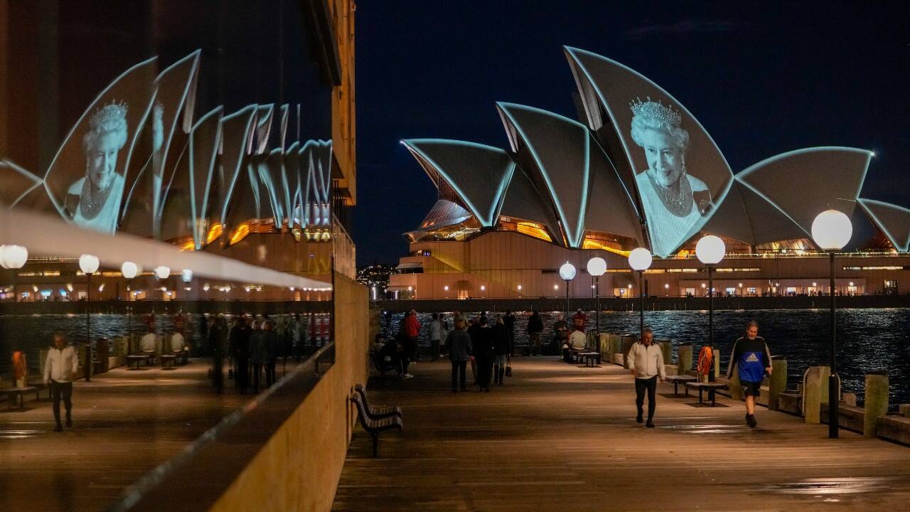 The Sydney Opera House is illuminated in honor of Queen Elizabeth II in Sydney, Australia, September 9. Queen Elizabeth II, Britain's longest-reigning monarch and a rock of stability in a turbulent era for her country and the world, died on September 8 after 70 years on the throne. (Image: AP)
