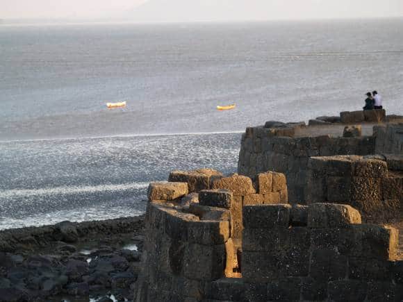 Alibaug fort and beach. (Photo: Wikimedia Commons)