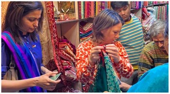 German Foreign Minister Annalena Baerbock shopped in Delhi's Chandni Chowk. (Image credit: @AmbAckermann/Twitter)