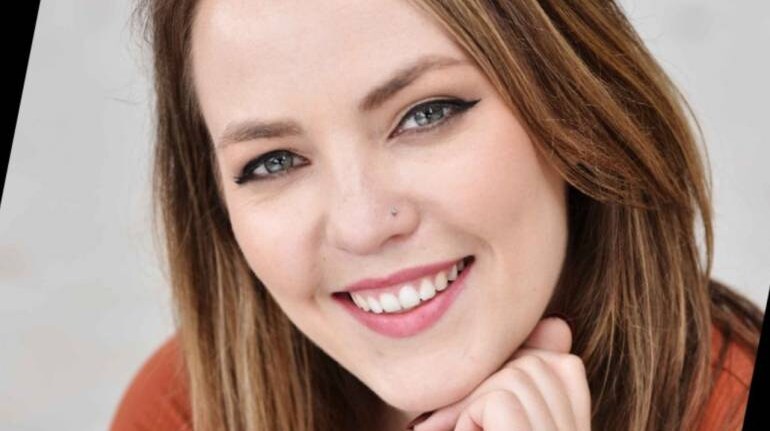 This 31-year-old makes $15,000 a month as a voiceover artist. She lives ...