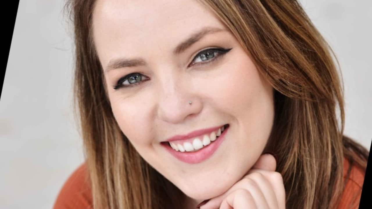 This 31-year-old makes $15,000 a month as a voiceover artist. She lives in a bus