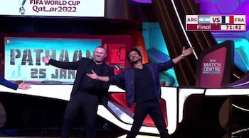 Wayne Rooney and Shah Rukh Khan in the broadcasting studio of FIFA World Cup 2022. (Image credit: @srdsuyog/Twitter)
