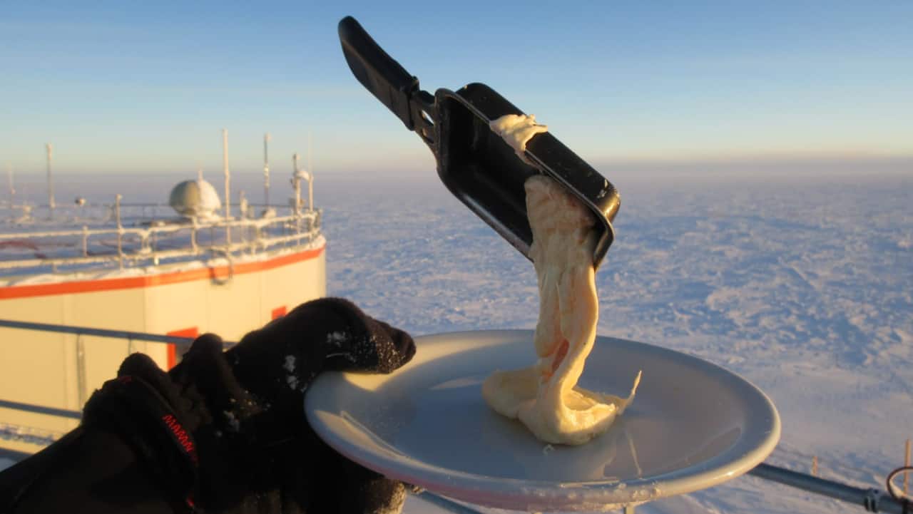 Researchers Cyprien Verseux and Carmen Possnig shared these images because although people may find the temperature in Antarctica surprisingly low but, for many, the numbers are hardly evocative.