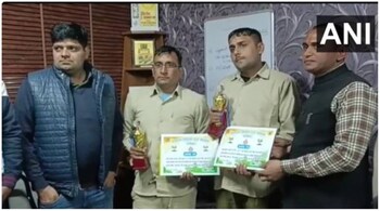 Haryana Roadways employees Sushil Kumar and Paramjeet were awarded for their efforts. (Image credit: @ANI/Twitter)