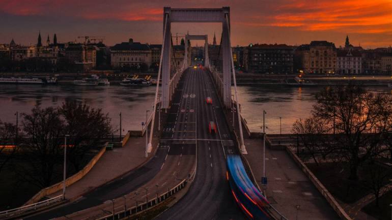 Elisabeth Bridge, Budapest. (Photo: Daniel Olah via Unsplash)