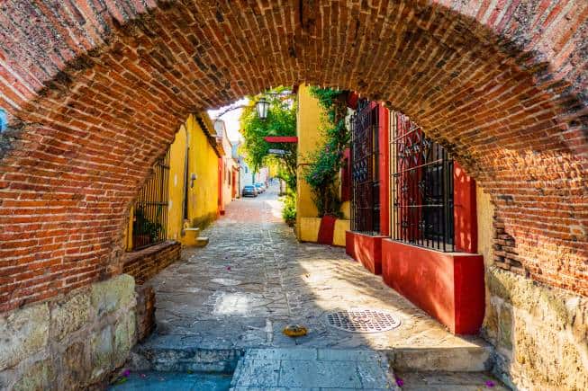 Arch, alley and bright, colourful houses in the old town of Oaxaca, Mexico. (Photo: Getty Images)