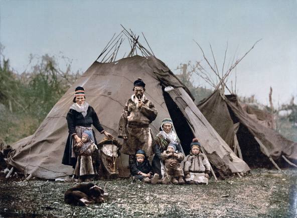 An archival image of an indigenous Sámi family in 1900. (Photo: Wikimedia Commons)