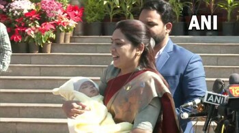 Saroj Ahire Wagh with her infant son. (File image: ANI/Twitter)