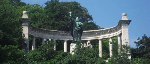 Statue of Bishop Gellért. (Photo: Wikimedia Commons)