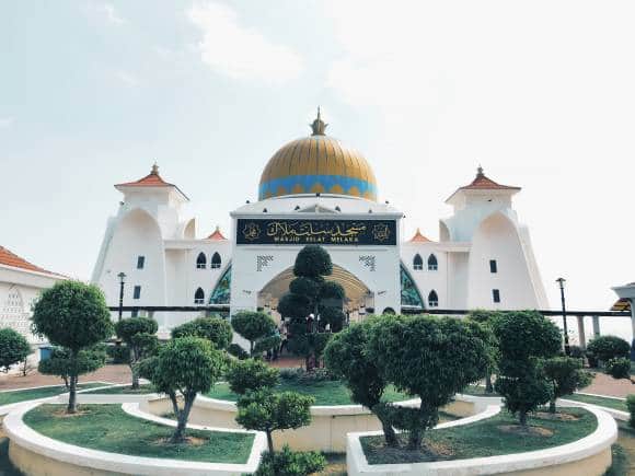 马六甲海峡清真寺。  （照片：陈奎业来自 Unsplash）