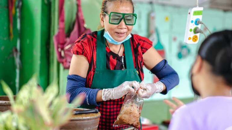 Thai Street Vendor Shred Green Papaya for Som Tum 