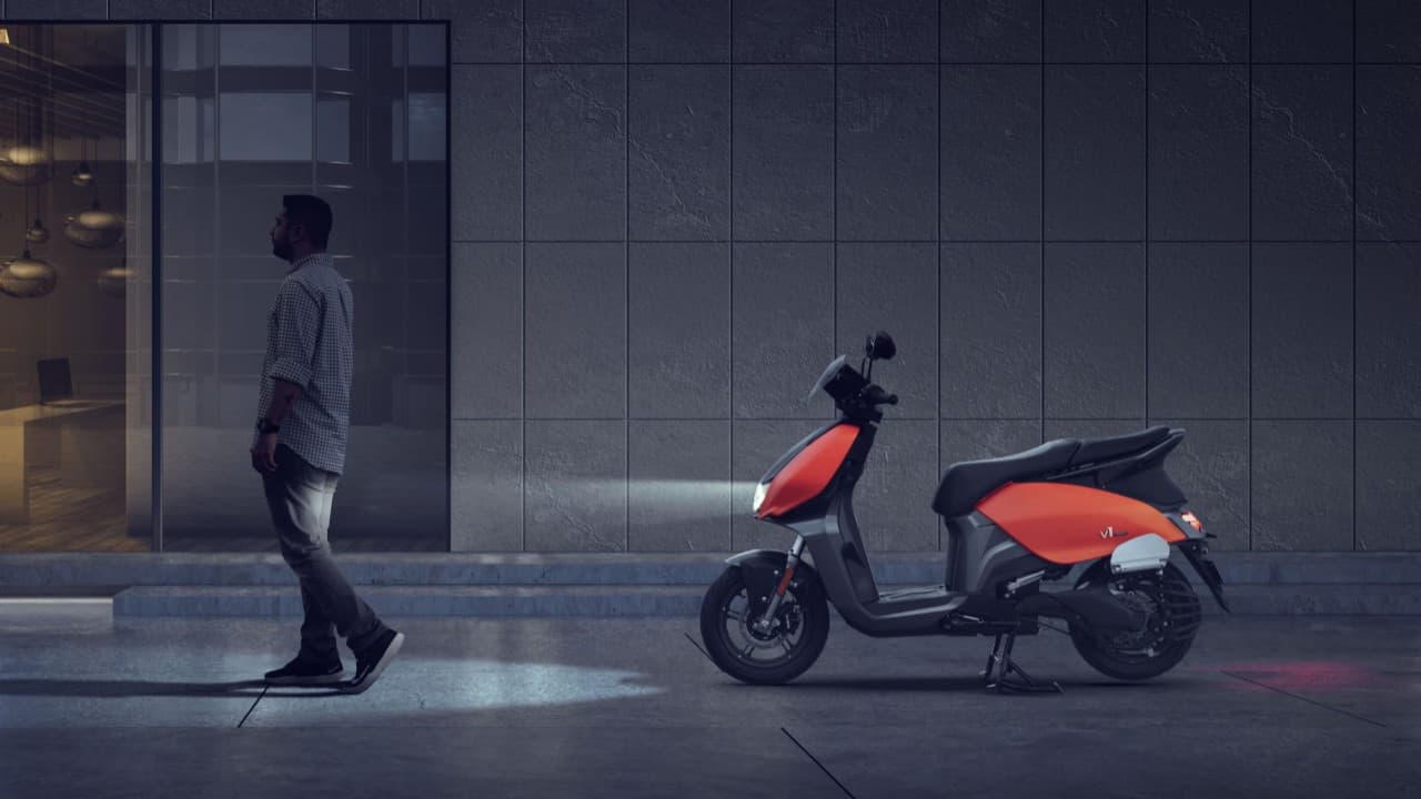 Hero begins deliveries of Vida V1 electric scooter
