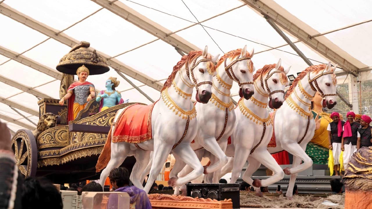 The Traffic Police has barred the movement of traffic on Kartavya Path from Vijay Chowk to India Gate from 6 pm on January 22 till the end of the parade and the cross traffic on Kartavya Path from Rafi Marg, Janpath, Man Singh Road from 11pm till parade is over. (Image: Twitter @SpokespersonMoD)