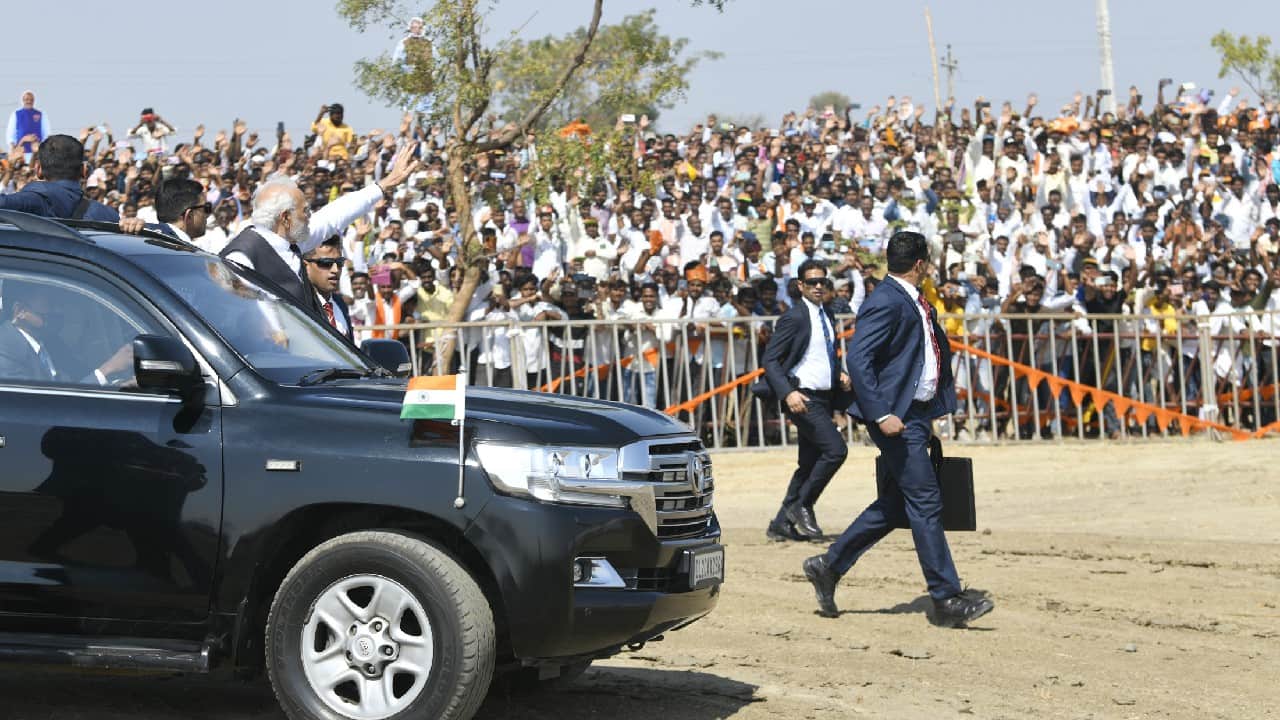 The Prime Minister greeted the crowd gathered to welcome him in Yadgiri, Karnataka. This is the second visit by the Prime Minister to Karnataka this month. (Image: PIB)