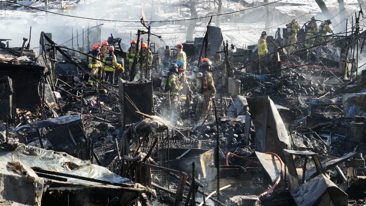 A fire early on January 20 destroyed at least 60 homes in a neighborhood of densely packed, makeshift housing surrounded by some of the wealthiest streets of South Korea’s ultra-modern capital, forcing about 500 residents to flee. Firefighters extinguished the flames in Seoul’s Guryong village within about five hours, and officials said no injuries or deaths had been reported as of now. (Image: AP)