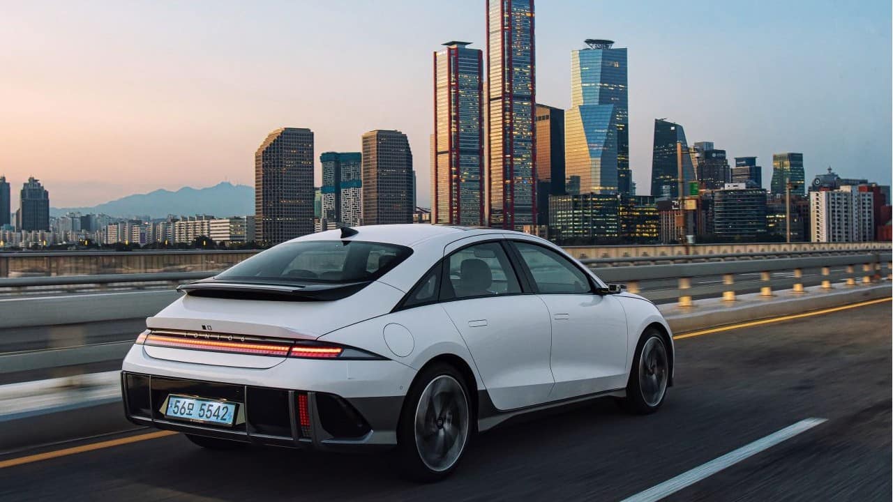 Now, there is a difference between the RWD and AWD variants when it comes to range depending on which battery option you choose to go with. The standard range battery is available only when optioned with the RWD system. According to the WLTP cycle, this pairing gets a total effective range of 429 km. The 77.4 kWh battery pack on the other hand can be optioned in either drive format. When paired with the AWD system, you can travel for up to 583 km on a single charge. On the other hand, when paired with the RWD system, the car can travel up to 614 km without requiring a top-up. (Image: Hyundai)