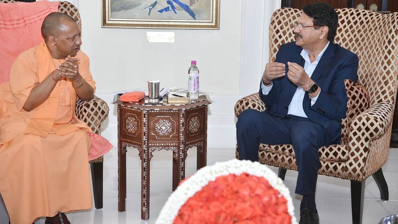 Ajay Piramal, President of Piramal Enterprises, paid a courtesy visit to Adityanath during his stay in Mumbai. Piramal said that he would launch a special campaign in Varanasi by joining the Prime Minister’s resolve for a TB-free India and expressed his interest in developing a Pharma Park. (Image: Twitter @myogioffice)