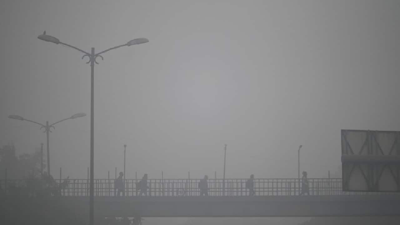 A blinding layer of dense fog enveloped northwest India and the adjoining central and eastern parts of the country on January 9, affecting road, rail and air traffic movement. Amid a cold wave prevailing in parts of northern India, Safdarjung in Delhi recorded a minimum temperature of 3.8°C, Palam recorded a minimum temperature of 5.8°C. (Image: AFP)
