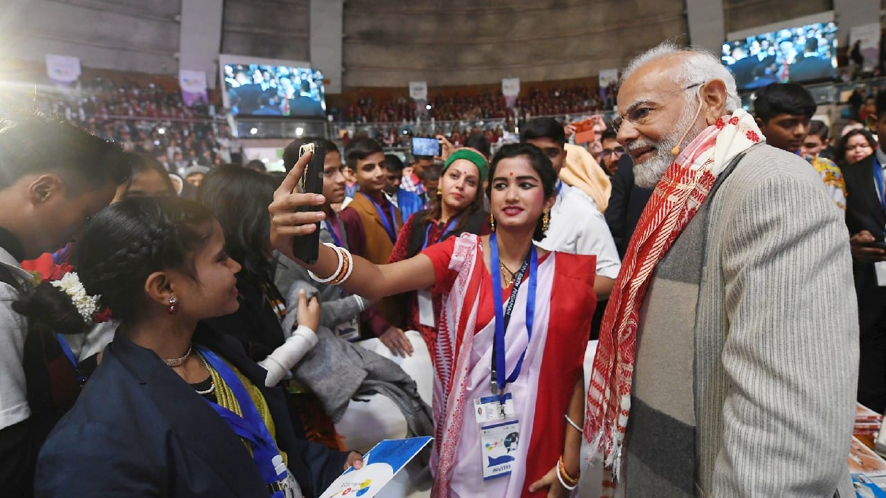 Addressing the time management issue, PM Modi asked the students to make such a slab that first gives time to the subject which one likes less, and then the rest of the time should be given to the most liked subject. (Source: PIB)